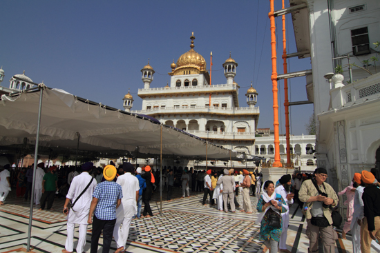 Amritsar1 Plein bij de ingang van het tempelcomplex<br><br> 0010-Amritsar-Gouden-Sikh-tempel-2388.jpg