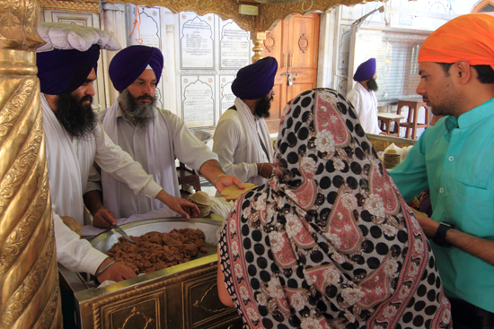 Amritsar1 Vrijwilligers delen eten uit aan de bezoekers<br><br> 0020-Amritsar-Gouden-Sikh-tempel-2413.jpg