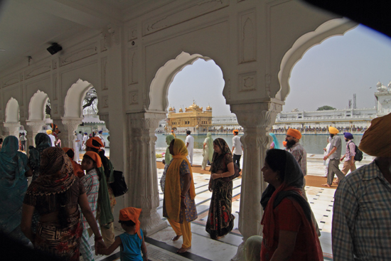 Amritsar1 De galerijen boden gelukkig beschutting tegen de felle zon<br><br> 0130-Amritsar-Gouden-Sikh-tempel-2455.jpg