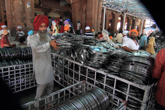 Amritsar1 Honderden borden klaar voor gebruik door bezoekers, dit geheel gratis<br><br> 0170-Amritsar-Gouden-Sikh-tempel-2470.jpg