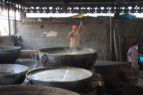 Amritsar1 Enorme kookpan voor duizenden gasten per dag<br><br> 0200-Amritsar-Gouden-Sikh-tempel-2494.jpg
