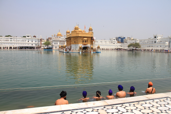 Amritsar1 Sikhs in de Amrit Sarovar tempelvijver met uitzicht op de Hari Mandir tempel<br><br> 0230-Amritsar-Gouden-Sikh-tempel-2509.jpg