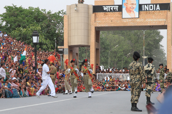 Wagan Het begin van het Indiase deel van de show aan de grens tussen India en Pakistan<br><br> 0340-Wisseling-wacht-grens-Wagah-2597.jpg