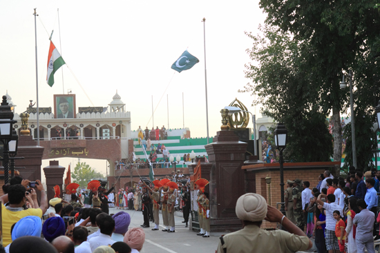 Wagan Het belangrijkste moment: <br>Het gelijktijdig strijken van de vlaggen door Pakistaanse en Indiase militairen.<br><br> 0380-Wisseling-wacht-grens-Wagah-2717.jpg