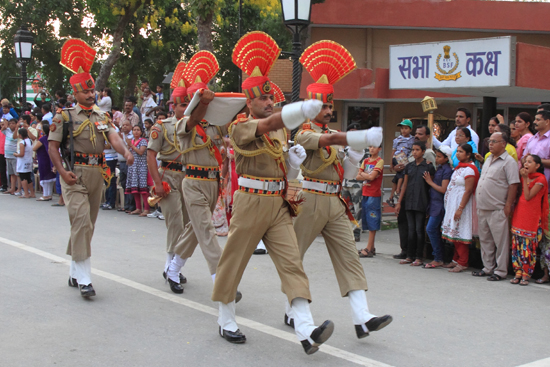 Wagan De nationale vlag van India wordt naar een veilige plek afgevoerd<br><br> 0390-Wisseling-wacht-grens-Wagah-2735.jpg