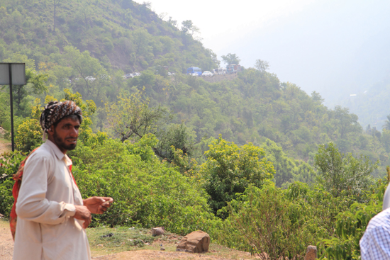 Pahalgam1 Filevorming op de bergpassen<br><br> 0550-Naar-Pahalgam-2867.jpg