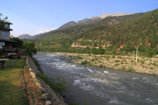 Pahalgam2 Mooi Freshwater Resort aan de oevers van de Lidder-rivier<br>in prachtig landschap<br><br> 0630-Pahalgam-Kashmir-2932.jpg