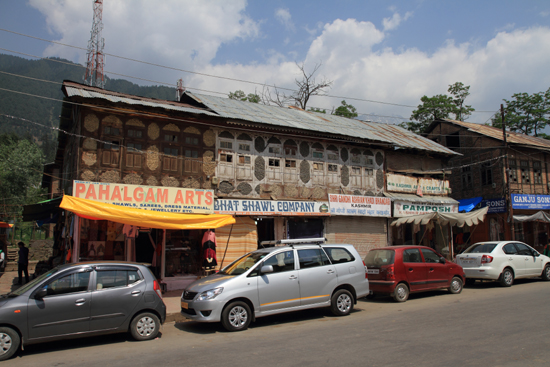 Pahalgam2 Typische houten huizen in het centrum van Pahalgam<br><br> 0700-Pahalgam-Kashmir-2984.jpg