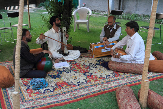 Pahalgam2 Shanty muzikanten tijdens zonsondergang<br><br> 0770-Pahalgam-Kashmir-3008.jpg