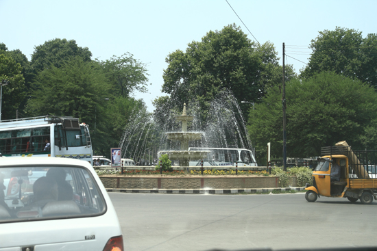 Srinagar1 Mooie fontein op rotonde in Srinagar <br><br> 0820-Srinagar-Kashmir-3049.jpg