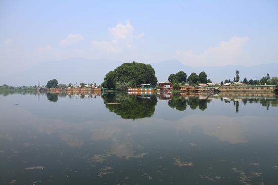 Srinagar1 Uitzicht op het Nagin meer vanaf onze woonboot <br><br> 0830-Houseboat-Srinagar-Kashmir-3056.jpg