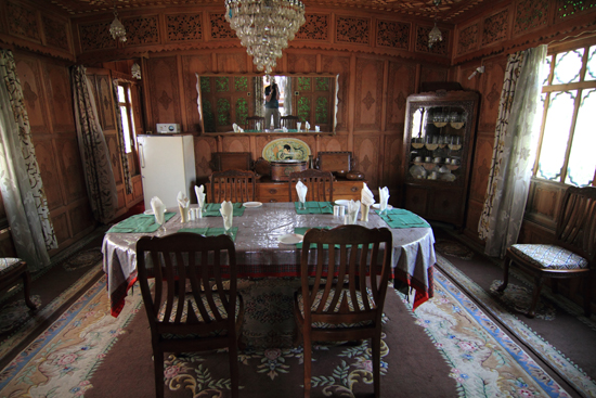 Srinagar1 Fraaie eetzaal <br><br> 0850-Houseboat-Srinagar-Kashmir-3062.jpg