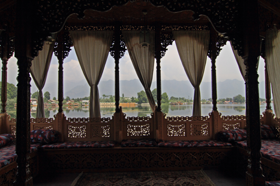 Srinagar1 Heerlijke sofa's op het achterdek, was goed vol te houden<br><br> 0860-Houseboat-Srinagar-Kashmir-3066.jpg