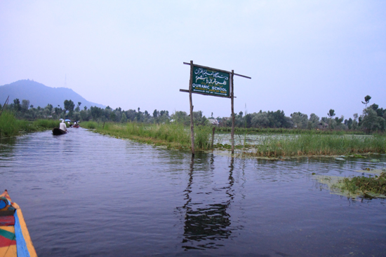 Srinagar1 Reclamebord voor de koranschool <br><br> 0910-Nagin-Lake-Srinagar-Kashmir-3195.jpg