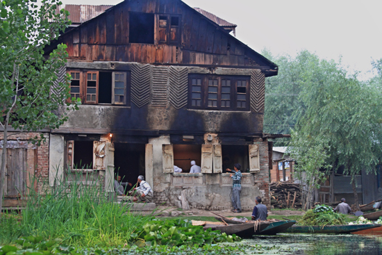 Srinagar1 Bakkerij langs het Nagin meer<br>Misschien iets te enthousiast gebakken?<br><br> 0970-Nagin-Lake-Srinagar-Kashmir-3253.jpg