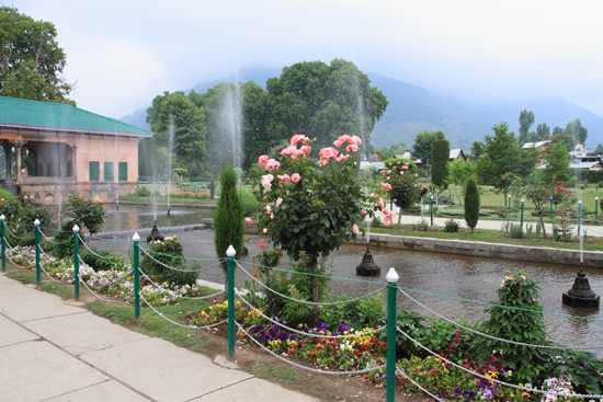 Srinagar2 Shaliman Bagh tuin<br>Scholieren gingen spontaan op de foto<br><br> 1020-Shaliman-Bagh-tuin-Srinagar-3280.jpg