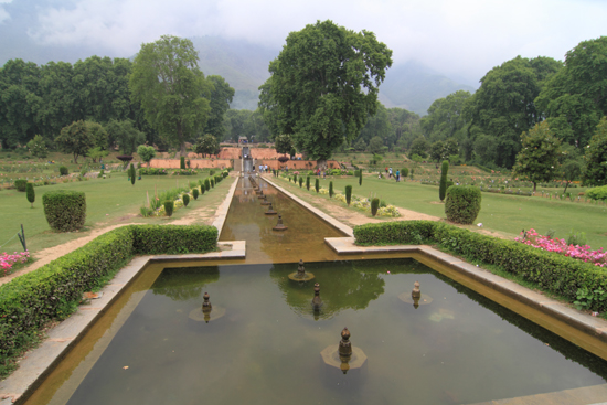 Srinagar2 Shaliman Bagh tuin<br>Mooie fonteinen maar helaas niet in gebruik tijdens ons bezoek<br><br> 1070-Nishat-Bagh-tuin-Srinagar-3314.jpg