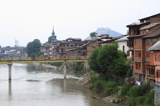 Srinagar2 Op de achtergrond de Shah Hamdan Moskee in het centrum van Srinagar<br><br> 1100-Srinagar-City-3338.jpg