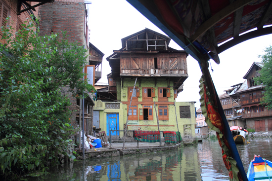 Srinagar2 Richting centrum met de Shikara<br><br> 1260-Shikara-vaartocht-meren-Srinagar-3436.jpg