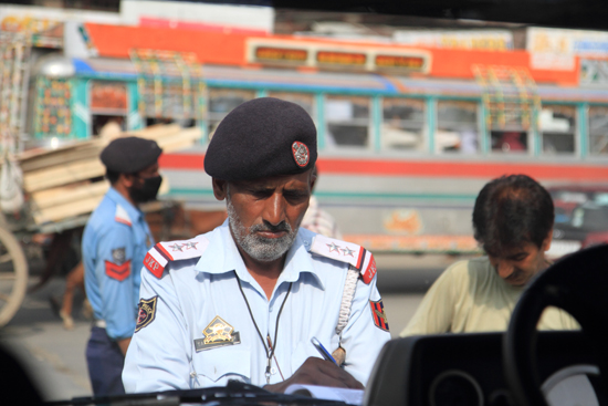 Gulmarg Onze chauffeur kreeg een bekeuring wegens het niet dragen van een uniform en<br>het niet gebruiken van de veiligheidsgordel<br><br> 1320-Bekeuring-Strinagar-3490.jpg