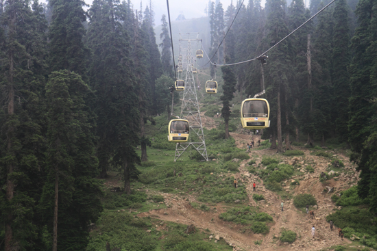 Gulmarg Kabelbaan tot 4000m hoogte in Gulmarg<br><br> 1340-Gulmarg-Kashmir-3502.jpg