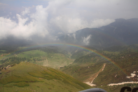 Gulmarg Mooi uitzicht met regenboog vanuit de kabelbaan<br><br> 1350-Gulmarg-Kashmir-3529.jpg