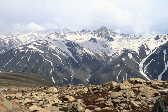 Gulmarg Boven op de top van 4000m.<br>De lange wachttijd bij de kabelbaan werd beloond met een geweldig uitzicht.<br><br> 1360-Gulmarg-Kashmir-3536.jpg