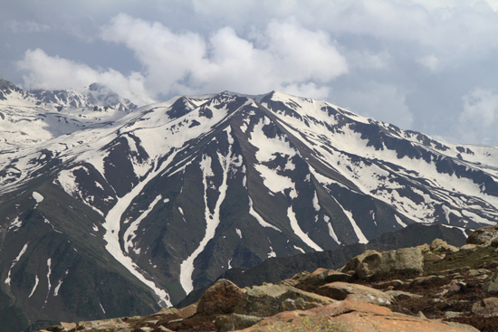 Gulmarg De (nog?) eeuwige sneeuw op de bergtoppen van Gulmarg<br><br> 1370-Gulmarg-Kashmir-3546.jpg