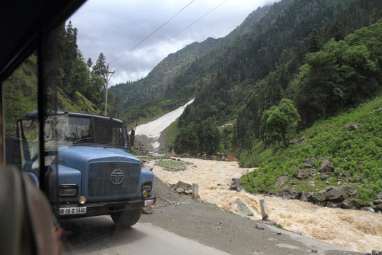 Sonamarg Kolkende rivier in steeds woester wordend landschap<br><br> 1450-Sonamarg-Kashmir-3610.jpg