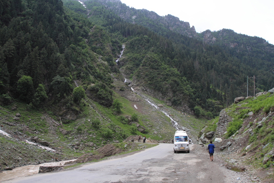 Sonamarg Fotostop bij waterval<br><br> 1460-Sonamarg-Kashmir-3623.jpg