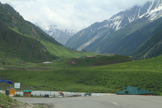 Sonamarg Groene weiden van Sonamarg<br>aan de voet van de Zoji-La bergpas<br><br> 1500-Sonamarg-Kashmir-3647.jpg