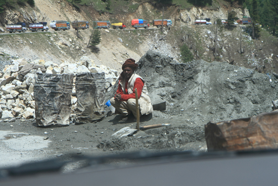 Zoji-La Wegwerker aan de voet van de Zoji-La pass bij Sonamarg<br><br> 1510-Zoji-La-Pass-Kashmir-Ladakh-3654.jpg