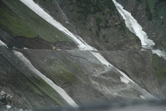 Zoji-La De bergweg doorkruist enkele gletschers<br><br> 1570-Zoji-La-Pass-Kashmir-Ladakh-3691.jpg