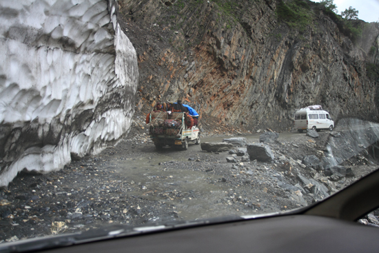 Zoji-La Gletschers, rotsblokken op de weg, modderpoelen..<br><br> 1620-Zoji-La-Pass-Kashmir-Ladakh-3710.jpg