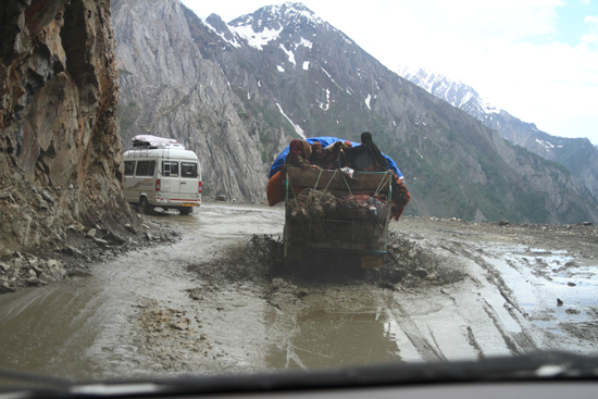 Zoji-La Modder, regen, diepe ravijnen, geen vangrail, <br>heel opwindend en absoluut onvergetelijk<br><br> 1630-Zoji-La-Pass-Kashmir-Ladakh-3714.jpg