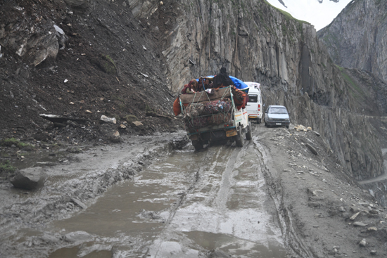 Zoji-La Ik wens de chauffeur van de kleine tegemoetkomende auto heel veel sterkte toe�<br><br> 1640-Zoji-La-Pass-Kashmir-Ladakh-3721.jpg