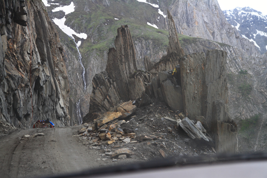 Zoji-La Het hoogste punt is bereikt, nu weer naar beneden<br><br> 1650-Zoji-La-Pass-Kashmir-Ladakh-3724.jpg