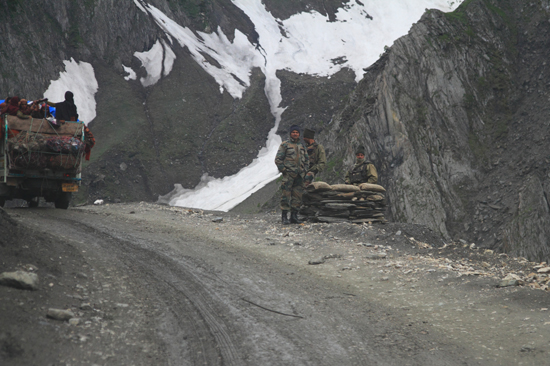 Zoji-La Checkpoint op de bergpas<br><br> 1660-Zoji-La-Pass-Kashmir-Ladakh-3726.jpg