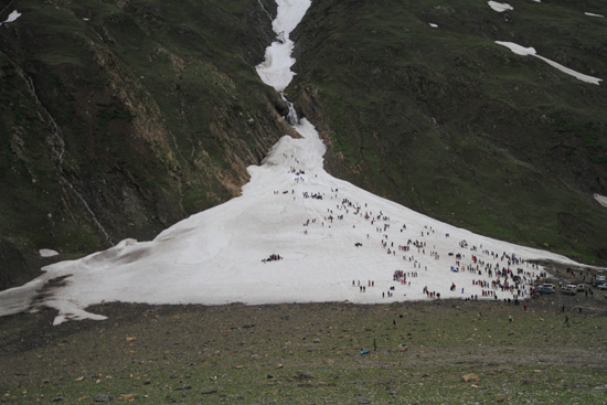 Zoji-La Indi�rs lopen op restanten van een sneeuwveld<br><br> 1690-Zoji-La-Pass-Kashmir-Ladakh-3750.jpg