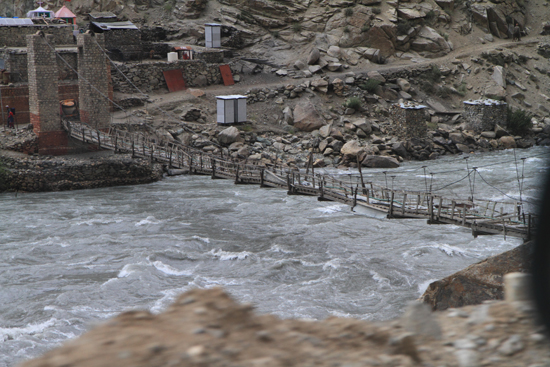 Kargil Hangbrug over wildstromende rivier bij Kargil<br><br> 1800-Kargil-Ladakh-3846.jpg