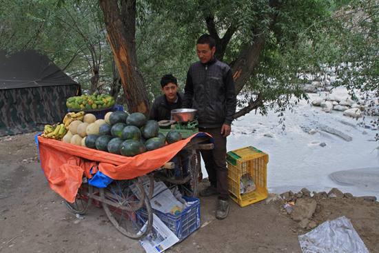 Kargil Marktkraampje aan de rivier<br>Pas op: Niet achteruit stappen<br><br> 1850-Kargil-Ladakh-3892.jpg