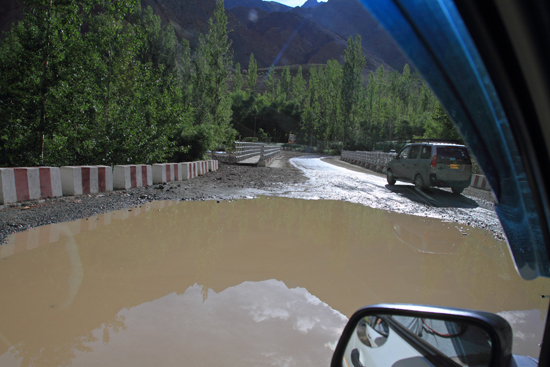 Lamayuru1 Weerspiegelende bergtoppen in de waterplas<br><br> 2040-Naar-Lamayuru-Ladakh-3980.jpg