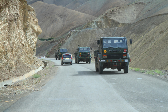 Lamayuru1 Militair konvooi in Ladakh<br>Een veelvuldig terugkerend verschijnsel<br><br> 2100-Naar-Lamayuru-Ladakh-4010.jpg