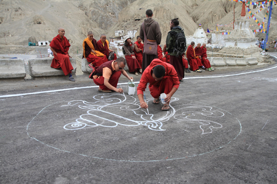 Lamayuru2 Monniken beschilderen de weg wegens een bezoek van een 