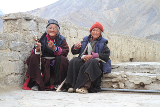 Lamayuru2 Dames op leeftijd met gebedsmolens<br><br> 2200-Lamayuru-Ladakh-4130.jpg