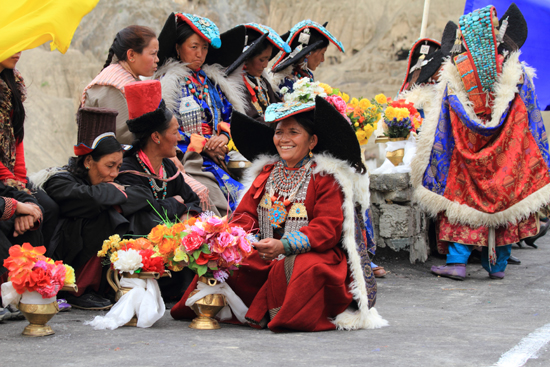 Lamayuru2 Totaal onverwachts:<br>Lokale dames in prachtige klederdracht en met fraaie sierraden<br><br> 2230-Lamayuru-Ladakh-4158.jpg