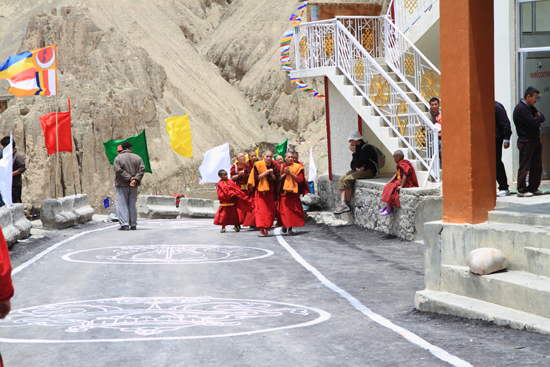 Lamayuru2 Ook de monnikeen maken zich gereed voor de Lama<br><br> 2280-Lamayuru-Ladakh-4180.jpg