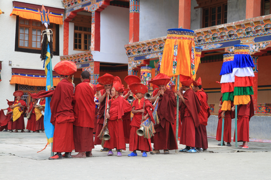 Lamayuru2 De monniken begeven zich ook naar de ingang van het complex<br><br> 2300-Lamayuru-Ladakh-4189.jpg