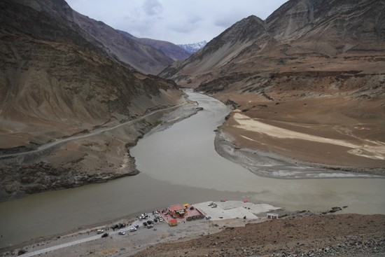 Alchi Samenloop van de Indus (links) en Zanskar ivier (top)<br>in de 