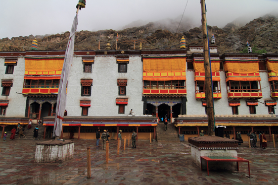 Hemis-Festival Hemis festival<br>De gevels van het klooster waren met grote vaandeldoeken versierd<br><br> 2530-Hemis-festival-Ladakh-4428.jpg